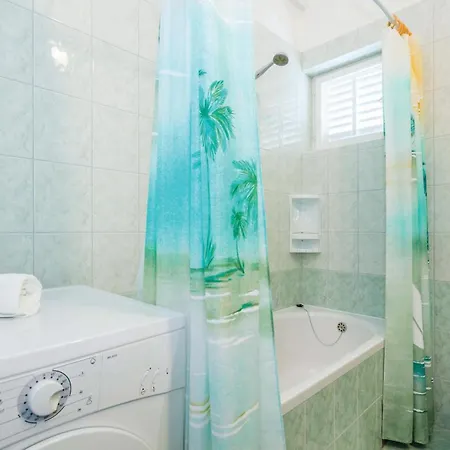 2 Bedroom Awesome In Barbat Apartmán *