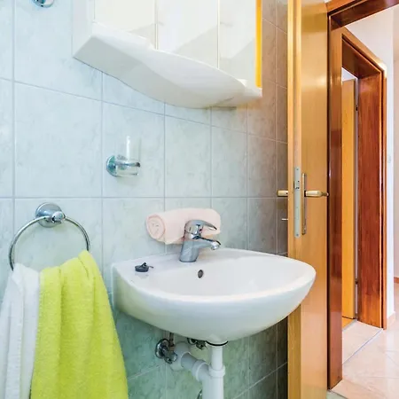 2 Bedroom Awesome In Barbat *