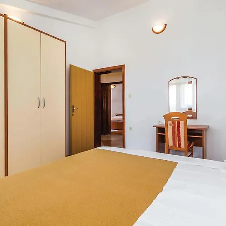 2 Bedroom Awesome In Barbat Apartmán