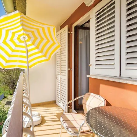 2 Bedroom Awesome In Barbat Apartmán