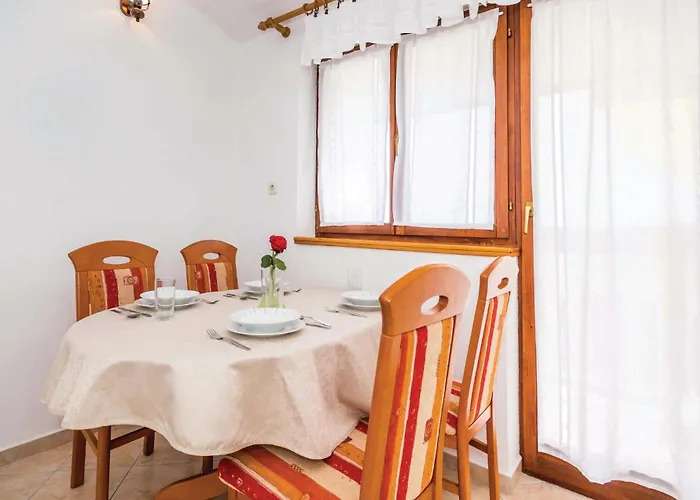 2 Bedroom Awesome Apartment In Barbat