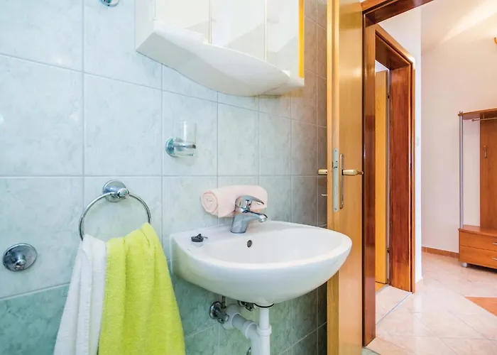 2 Bedroom Awesome Apartment In Barbat *