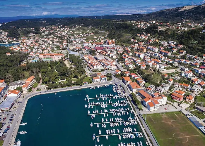 2 Bedroom Awesome In Barbat Apartament *